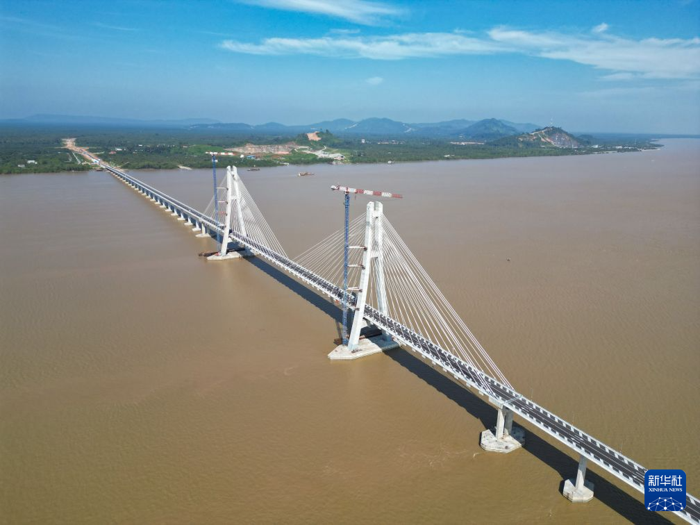 中企承建的马来西亚鲁巴跨海大桥正式通车